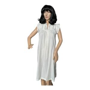 Vintage little Barbizon nightgown cream & embroidered flowers with lace size XXS
